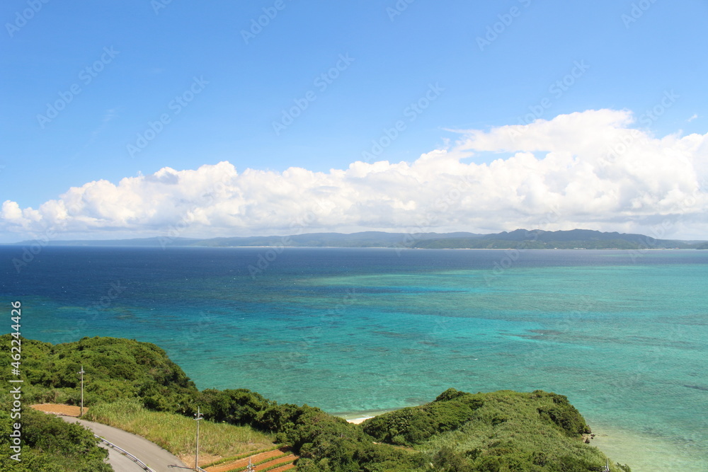 古宇利オーシャンタワーから臨むエメラルドグリーンの沖縄の海