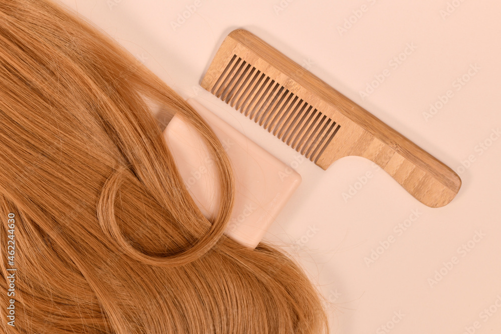 Obraz premium Healthy hair care routine with eco friendly solid shampoo bar and wooden comb