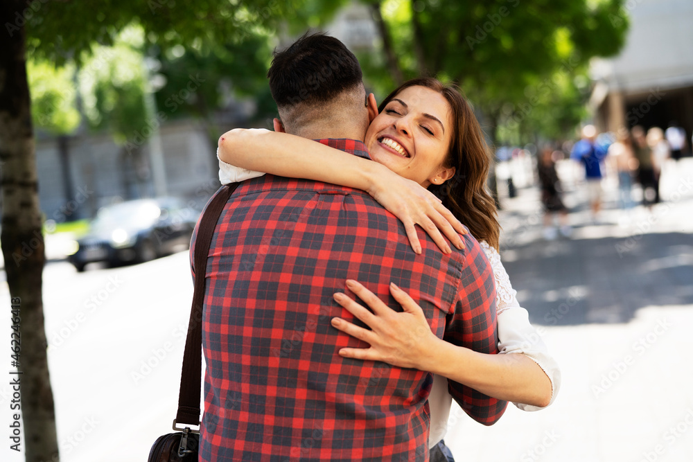 Obraz premium Happy young couple in the city. Loving couple hugging outdoors.