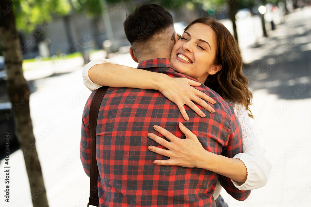 Obraz premium Happy young couple in the city. Loving couple hugging outdoors.
