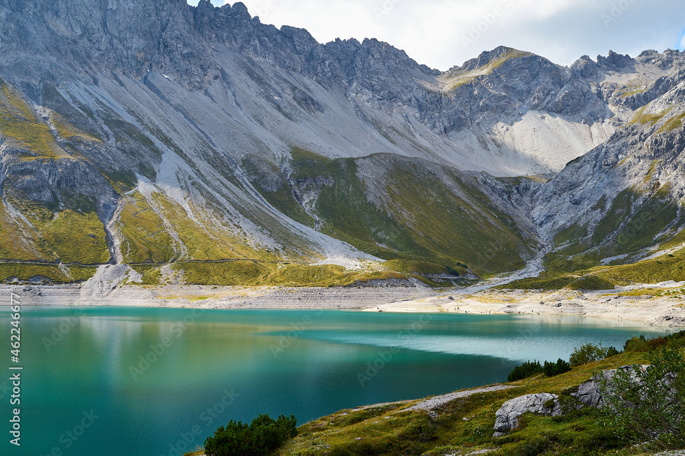 Der türkis-blaue Lünersee in Österreich Vorarlberg 
