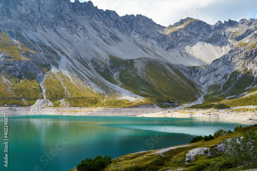 Der türkis-blaue Lünersee in Österreich Vorarlberg 