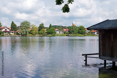 Blick über den Weßlinger See auf die Gemeinde Weßling im Fünfseenland (Oberbayern) photo