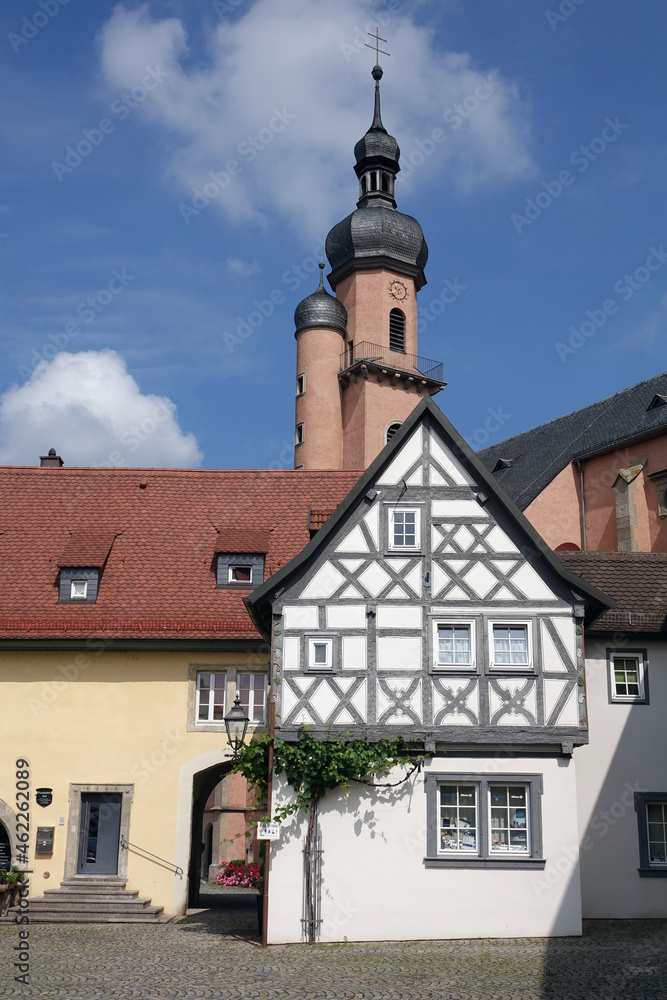 Fototapeta premium Fachwerkhaus und Kirche in Eibelstadt