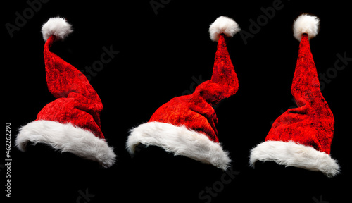 Rote Weihnachtsmützen isoliert vor schwarzem hintergrund