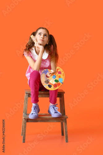 Thoughtful little painter o...