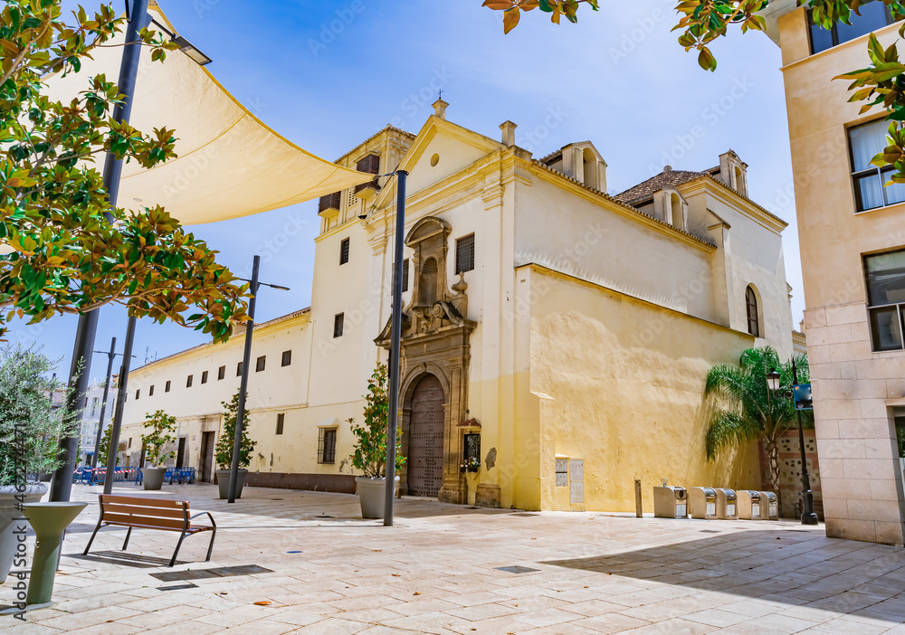 Monasterio de clausura antiguo en la plaza de un pueblo o ciudad un día soleado con cielo azul. Desde Vélez, Málaga, Andalucía, España.