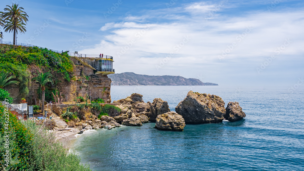 El acantilado saliente del Balcón de Europa hacia el océano atlántico de la costa de Nerja, Málaga, Andalucía, sur de España.