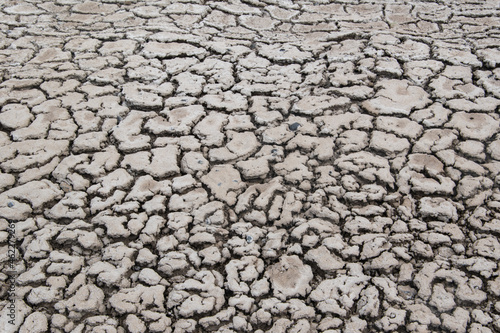 Ausgetrockneter Erdboden duch Wassermangel. Dürre ist ein extremer, über einen längeren Zeitraum vorherrschender Zustand, in dem weniger Wasser oder Niederschlag verfügbar ist als erforderlich photo