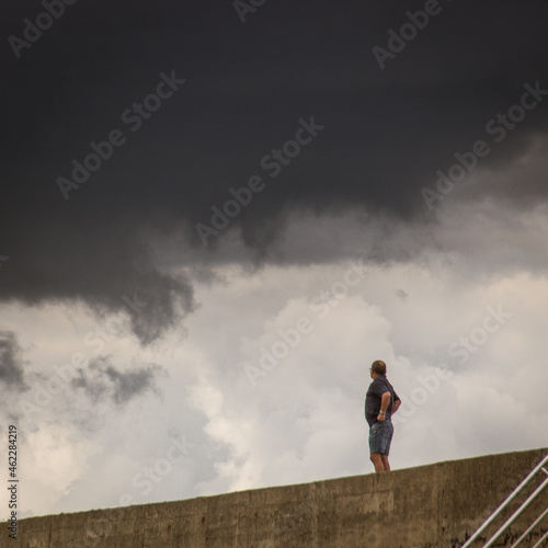 homme guettant l'arrivée d'un orage dans le ciel photo