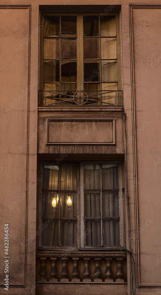 ventana de edificio con la luz prendida en el interior ventana de edificio con la luz prendida en el interior