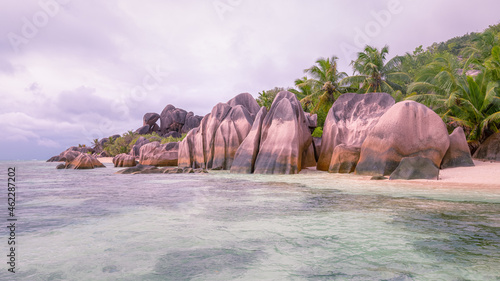 Der Traumstrand Anse Source d'Argent mit seinen Granitfelsen zum romantischen Sonnenuntergang auf der Insel La Digue auf den Seychellen