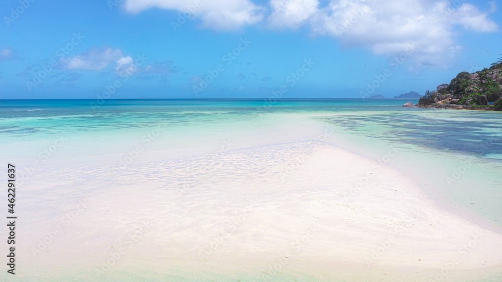 Sandbucht umringt mit türkisblauem Wasser am Strand Anse A La Mouche auf der Insel Mahé auf den Seychellen