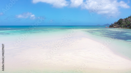Sandbucht umringt mit türkisblauem Wasser am Strand Anse A La Mouche auf der Insel Mahé auf den Seychellen © Foto-Jagla.de