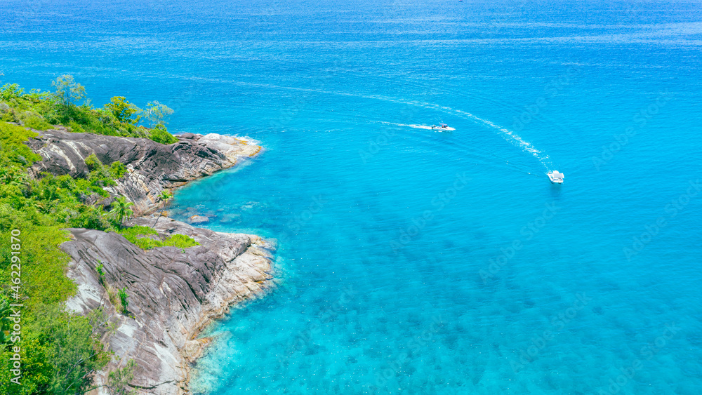 Traumhafte Küste mit Booten, Steinen und türkisblauem Wasser von oben auf der Insel Mahé auf den Seychellen