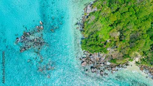 Traumhafter Strand mit Steinen und türkisblauem Wasser von oben auf der Insel Mahé auf den Seychellen