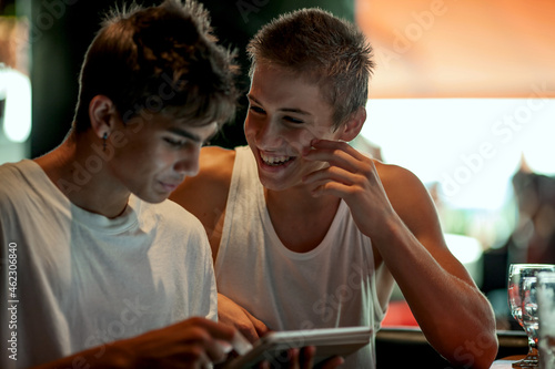 Foto Young boys in a cafe