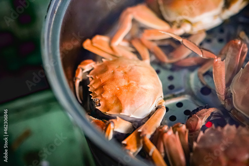 Canvas Print Cooking hairy crabs in the kitchen