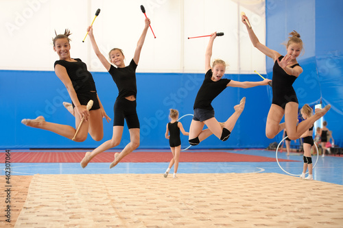 Фотография Girls with Indian clubs during high jump