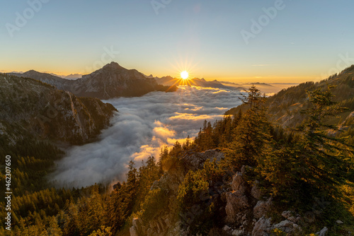 Sonnenuntergang in den Ammergauer Alpen bei Hochnebel