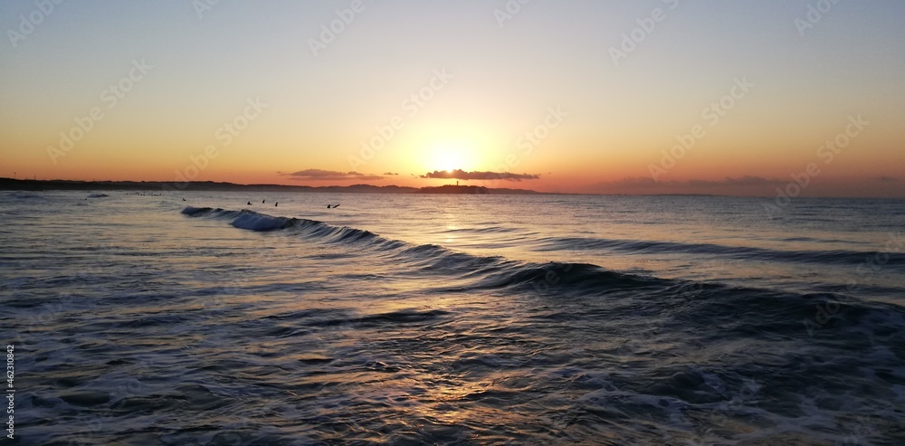 Obraz premium 神奈川県 夜明けの湘南海岸と江の島 