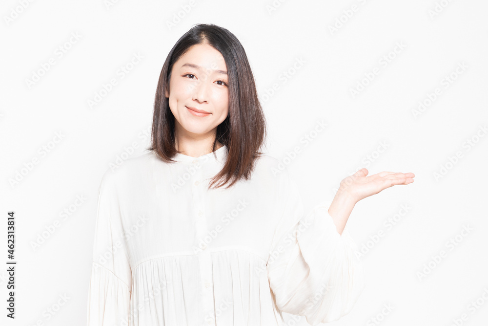 案内のジェスチャーをする女性 案内のジェスチャーをする女性