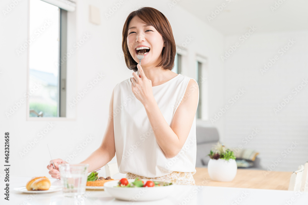 食事をする女性