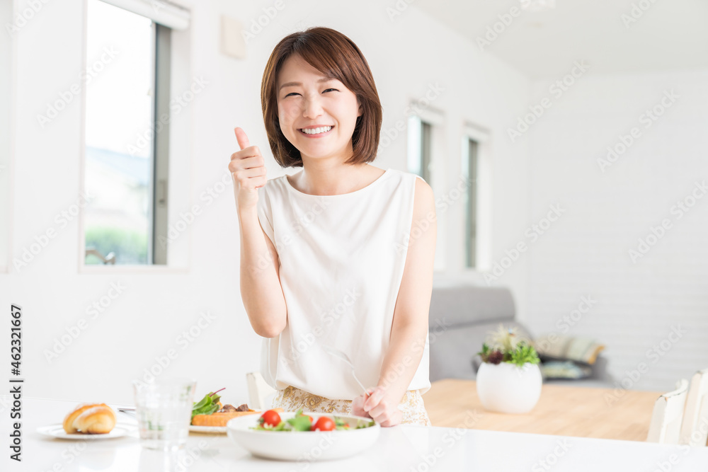 食事をする女性