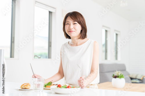 食事をする女性