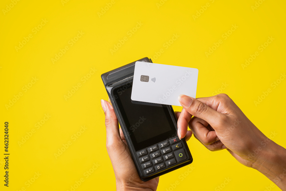 mano de una mujer afroamericana con un sistema de cobro con tarjeta de debito o crédito en sus manos mano de una mujer afroamericana con un sistema de cobro con tarjeta de debito o crédito en sus manos