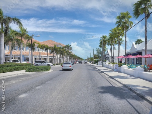 Foto A Palm Tree Lined Caribbean Street on a Sunny Day - Grace Bay Road, Providencial