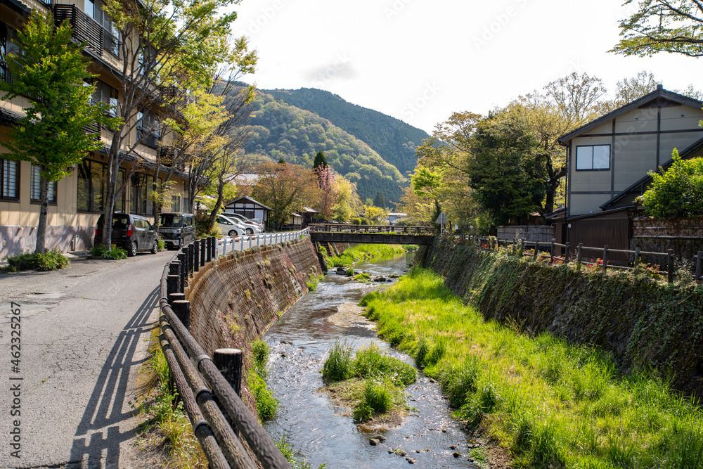 Fototapeta premium 湯布院を流れる大分川の風景