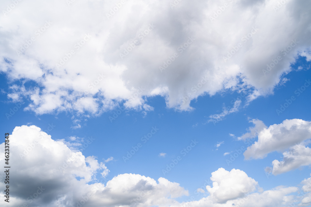 Obraz premium Nice white clouds in blue heaven