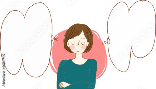 腕を組んで考え事をしている若い女性。