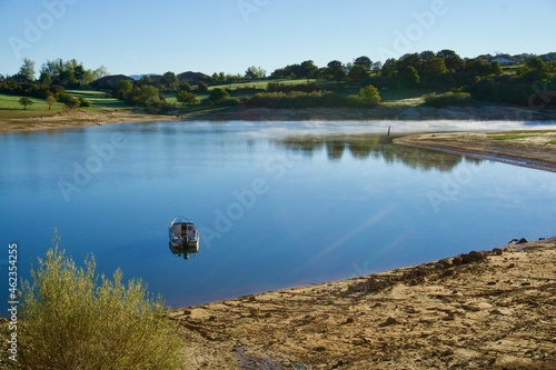 Barca aislada sobre el embalse del Ebro. Burgos
