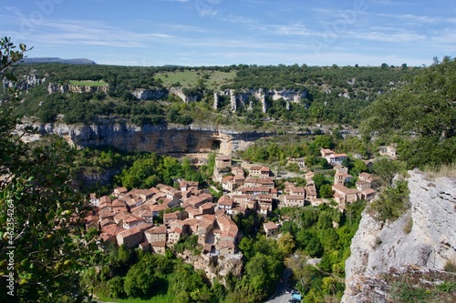 Orbaneja del castillo desde la montaña. Pueblo con cascada. Pueblo bonito España