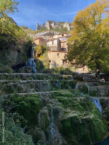 Orbaneja del castillo. Pueblo con cascada agua. Burgos