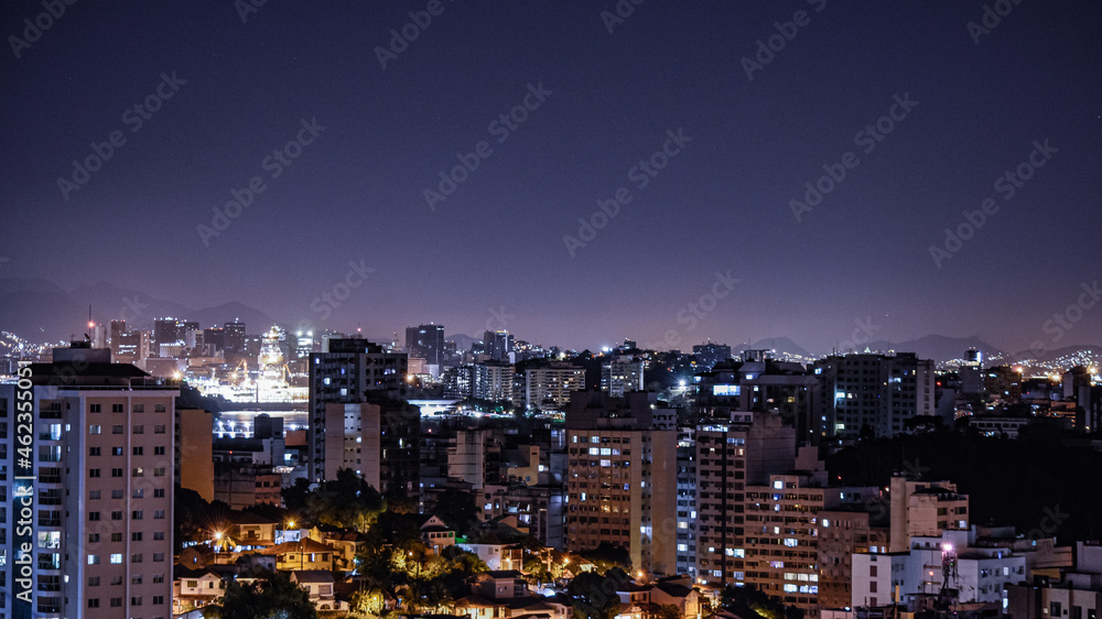 Obraz premium Niterói, Rio de Janeiro, Brazil - CIRCA 2021: Long exposure urban night photography with buildings and lights of a Brazilian city