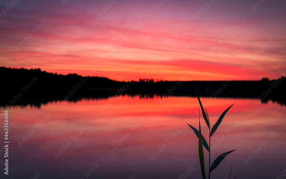 Obraz na płótnie Zachód słońca nad jeziorem w salonie