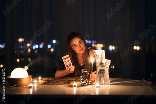 Fotografía Gypsy fortune teller shuffling occult tarot cards