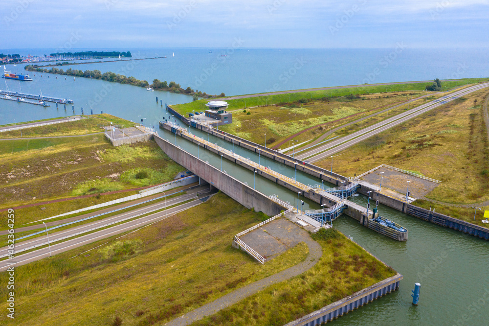 The naviduct is located in Enkhuizen in the Houtribdijk and connects the IJsselmeer with the Markermeer. It is an aqueduct with water containing sluices in the watercourse. Nethererlands