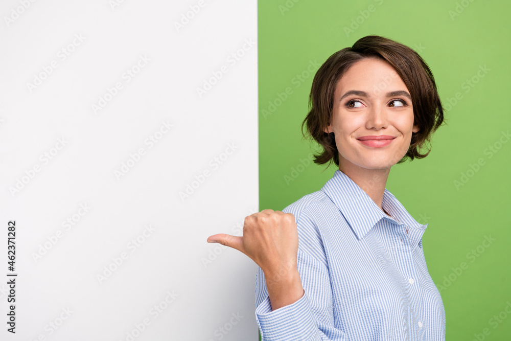Photo of brunette bob haired young happy woman point finger thumb look empty space banner isolated on green color background Photo of brunette bob haired young happy woman point finger thumb look empty space banner isolated on green color background