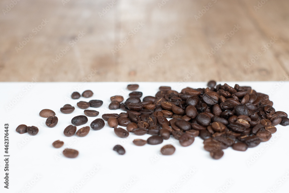 Naklejka premium Roasted coffee beans on white background.