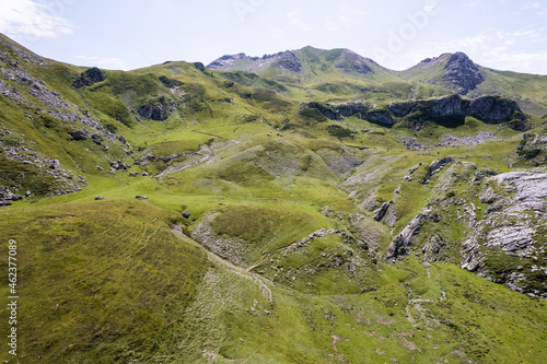 Vue aérienne d'une valée en montagne à proximité de Laruns dans les Pyrénées Atlantiques région Nouvelle-Aquitaine. Paysage par drone en montagne avec la vallée © Florian Fortier