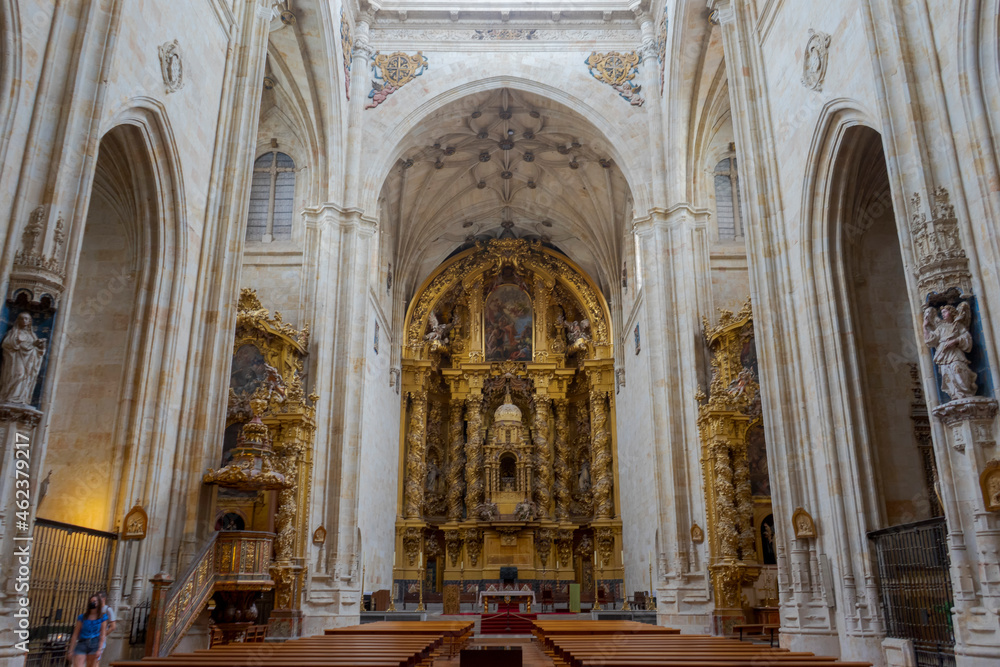 interior de la iglesia del convento de San Esteban en la provincia de Salamanca, España