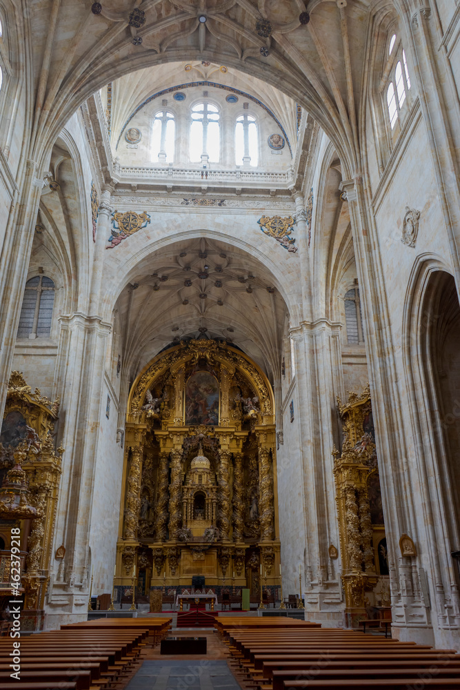 interior de la iglesia del convento de San Esteban en la provincia de Salamanca, España