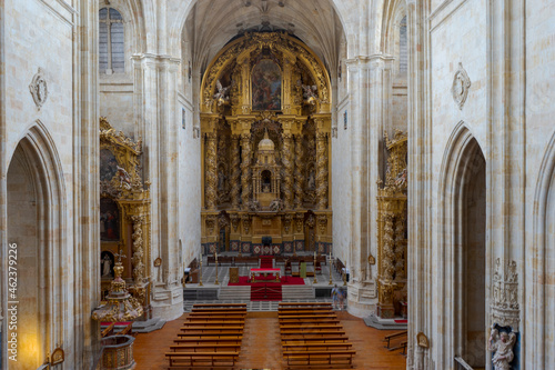 interior de la iglesia del convento de San Esteban en la provincia de Salamanca, España photo