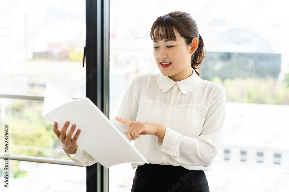 Fototapeta premium 打ち合わせをする女性社員