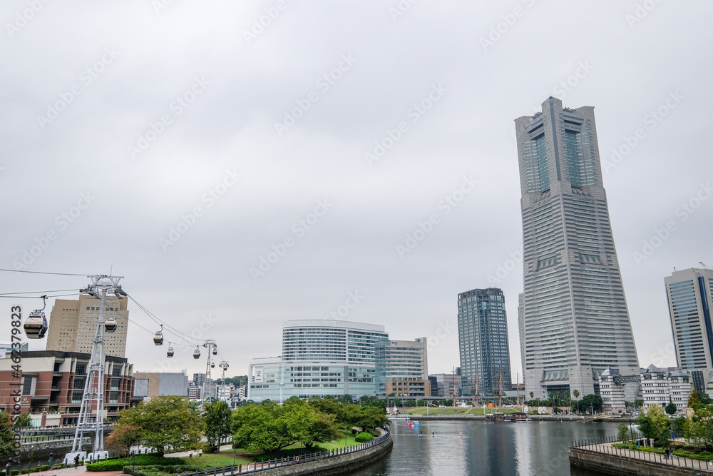 曇り空の神奈川県横浜市みなとみらい