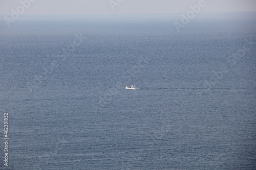 大海原を進む一艘の白い船